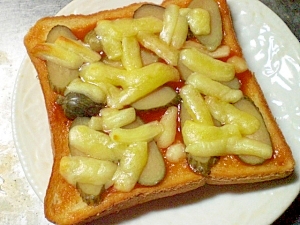 ピクルスとチーズのトースト