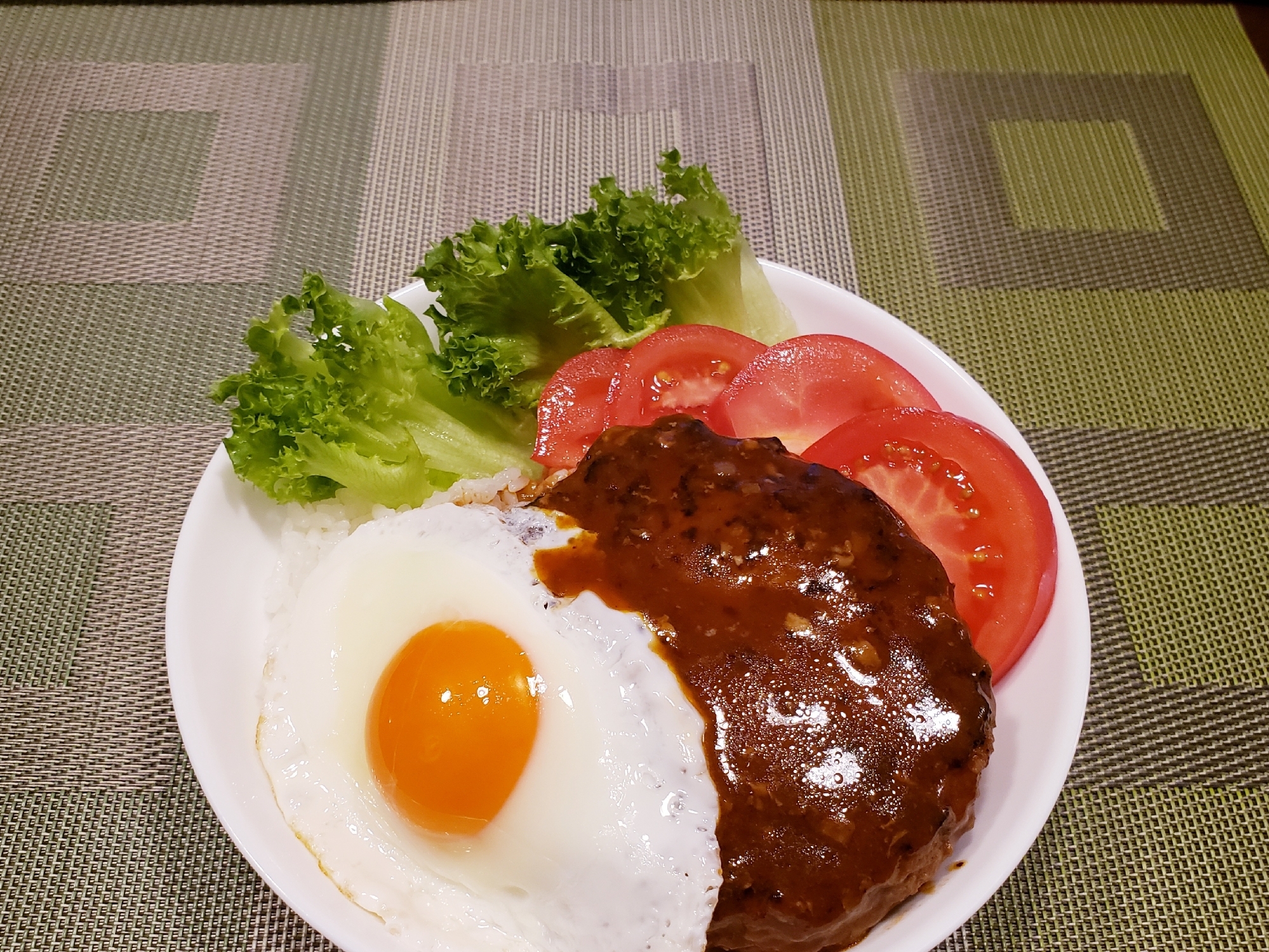 お家でも簡単!ソースたっぷり ロコモコ丼