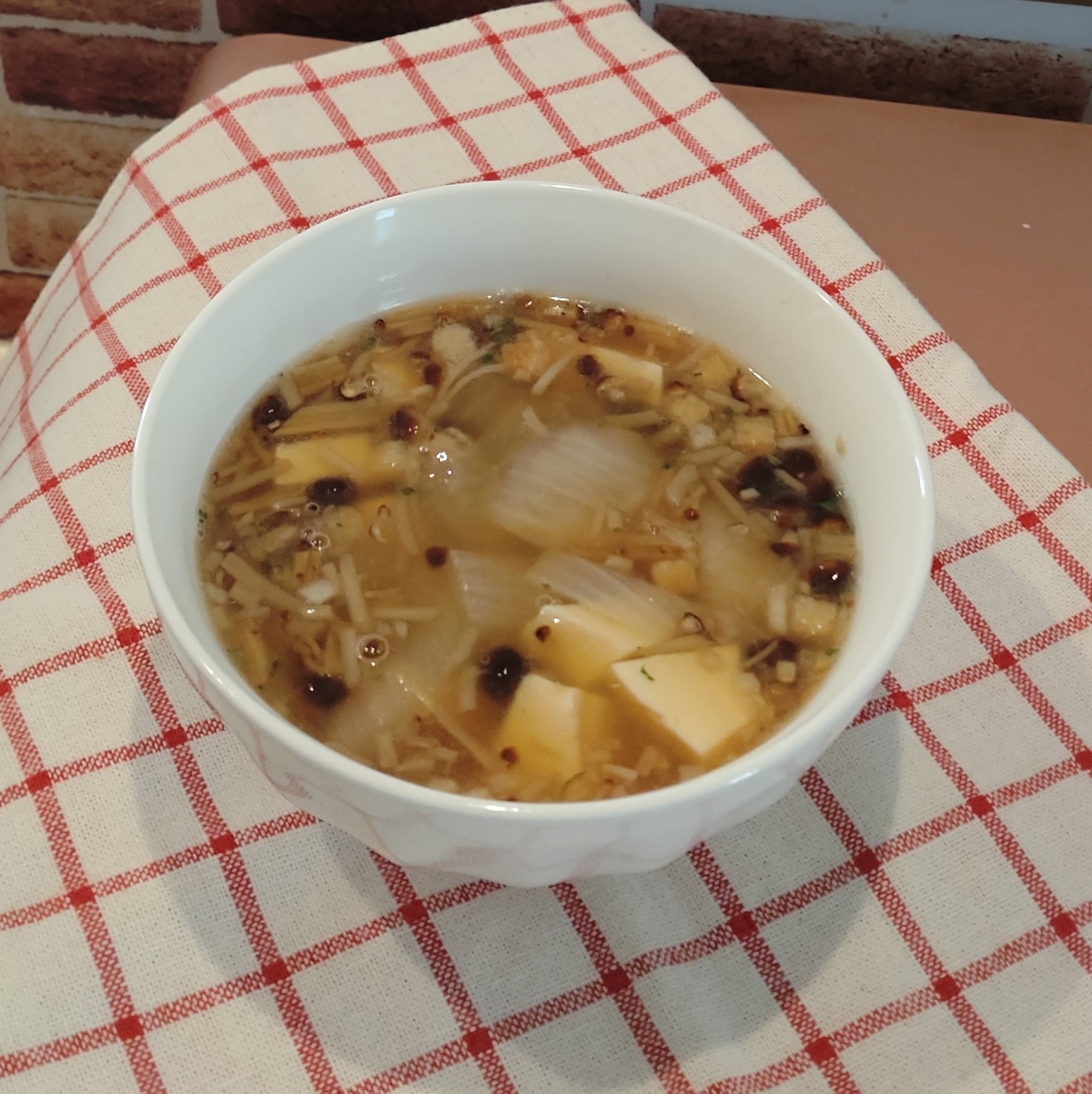 ブラウンえのきと豆腐と玉ねぎの味噌汁