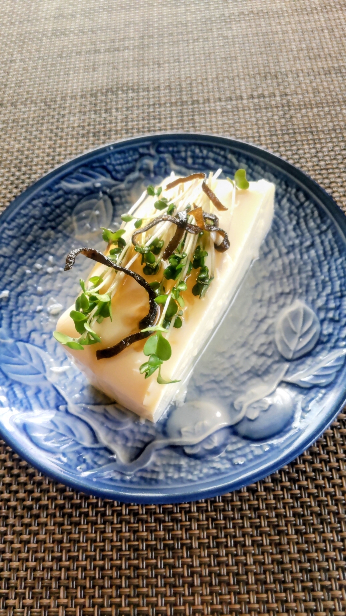 塩昆布とスプラウトの冷奴