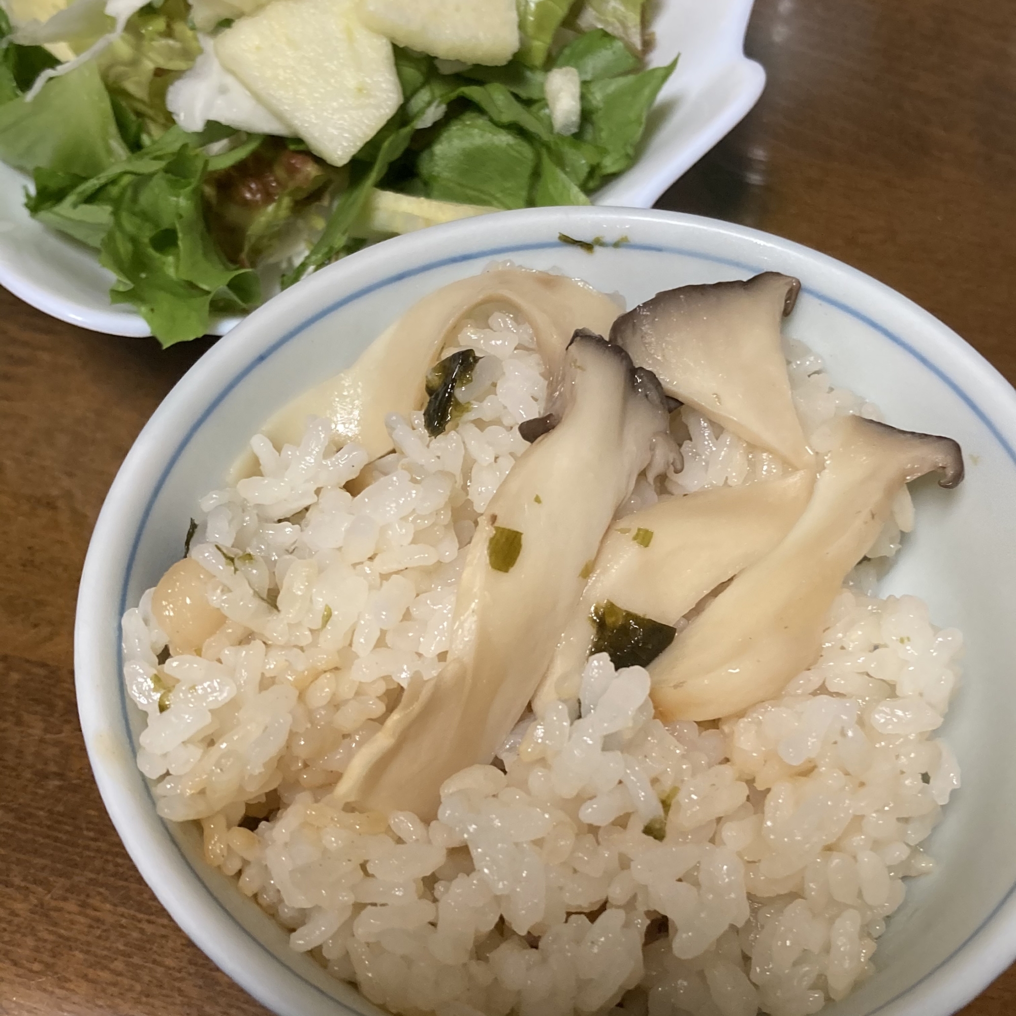 松茸のお吸い物で炊き込みご飯