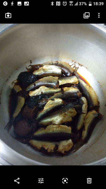 近くのスーパーでいわしが安く手に入るので魚が食べたいときに作ります。
今回二回目です。
骨が柔らかく佃煮屋さんで買ったもののように作れます(^^)