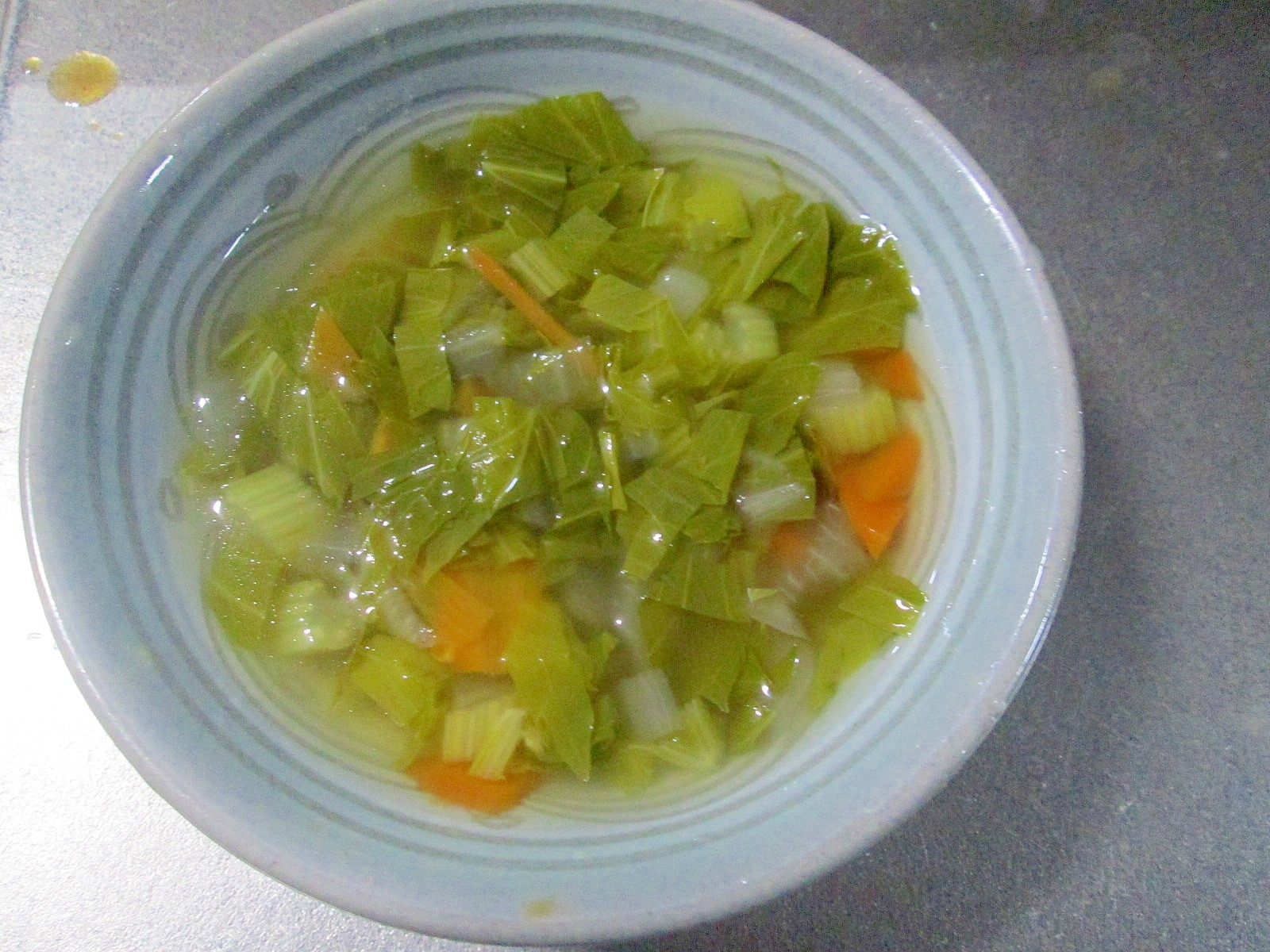 野菜高騰でセロリの葉のスープ