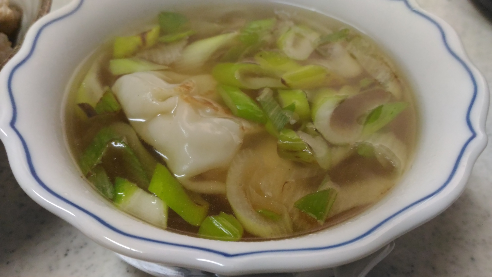 炒めた葱と餃子の和風スープ