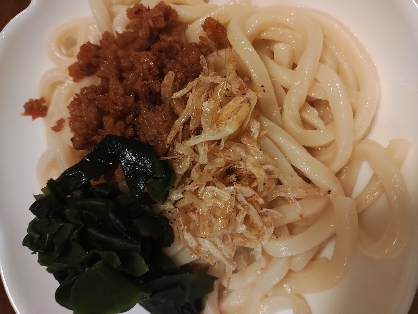 わかめと鶏肉そぼろと素干しエビのぶっかけうどん