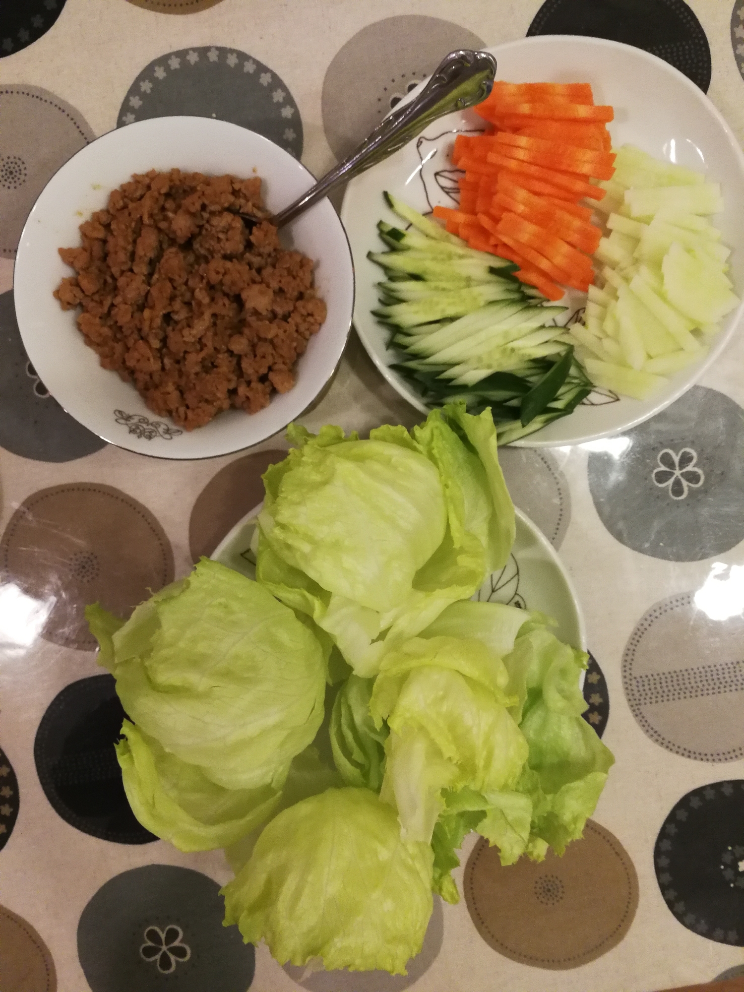 肉味噌と野菜のレタス包み