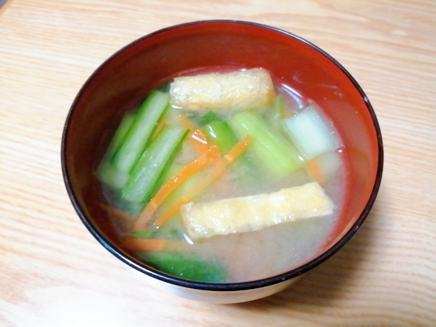 小松菜と人参と油揚げの味噌汁
