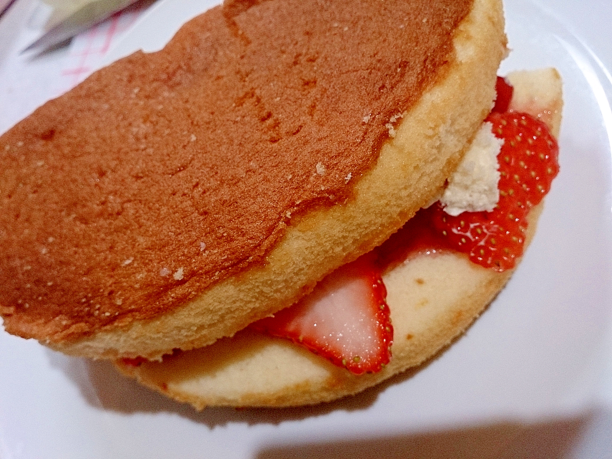 1粒の苺といちごジャムサンドイッチケーキ