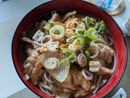 今日はこちらのレシピで温かい肉そばを作りました！お肉と玉ねぎ、椎茸の組み合わせがたまらなく美味しかった！汁を甘辛や辛口にして色々アレンジをしてみます！ありがとう