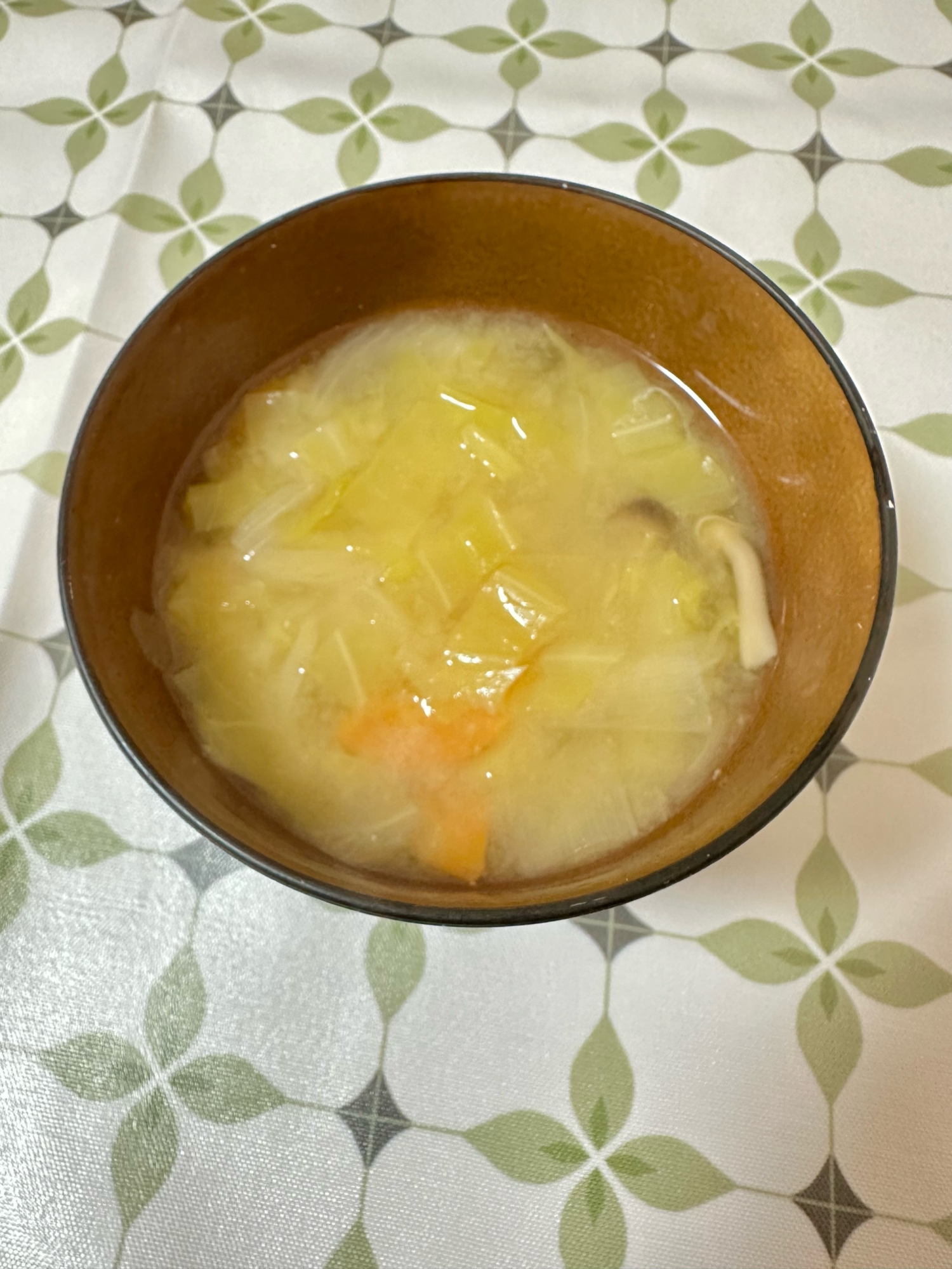キャベツ、人参、しめじの味噌汁