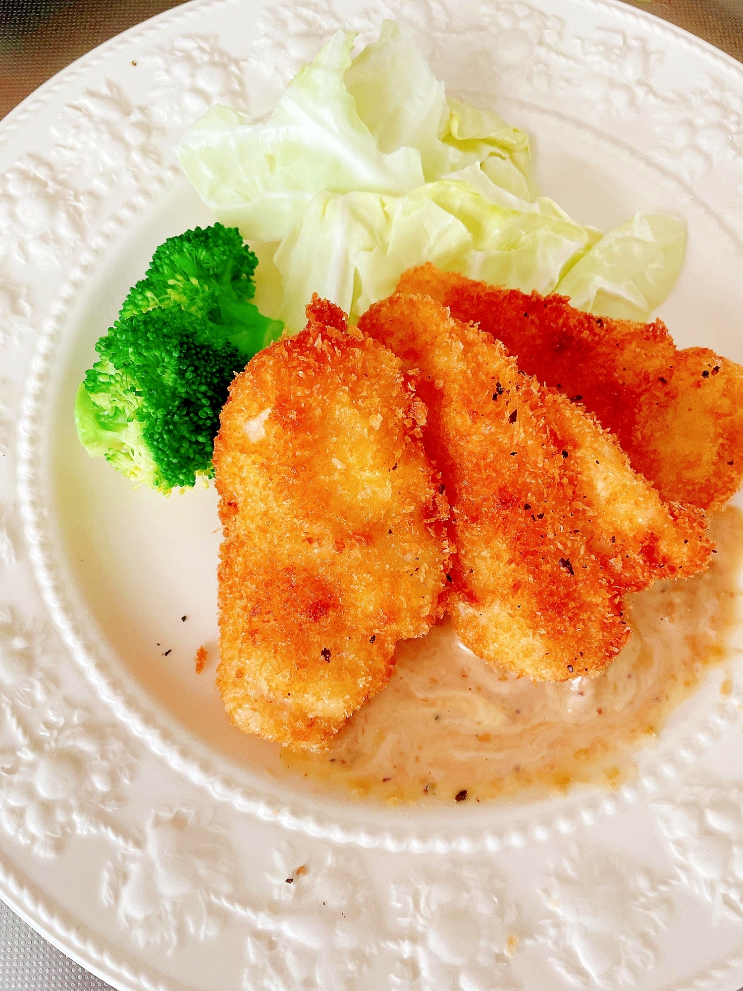 白い皿に盛られたパンガシウスのフライ