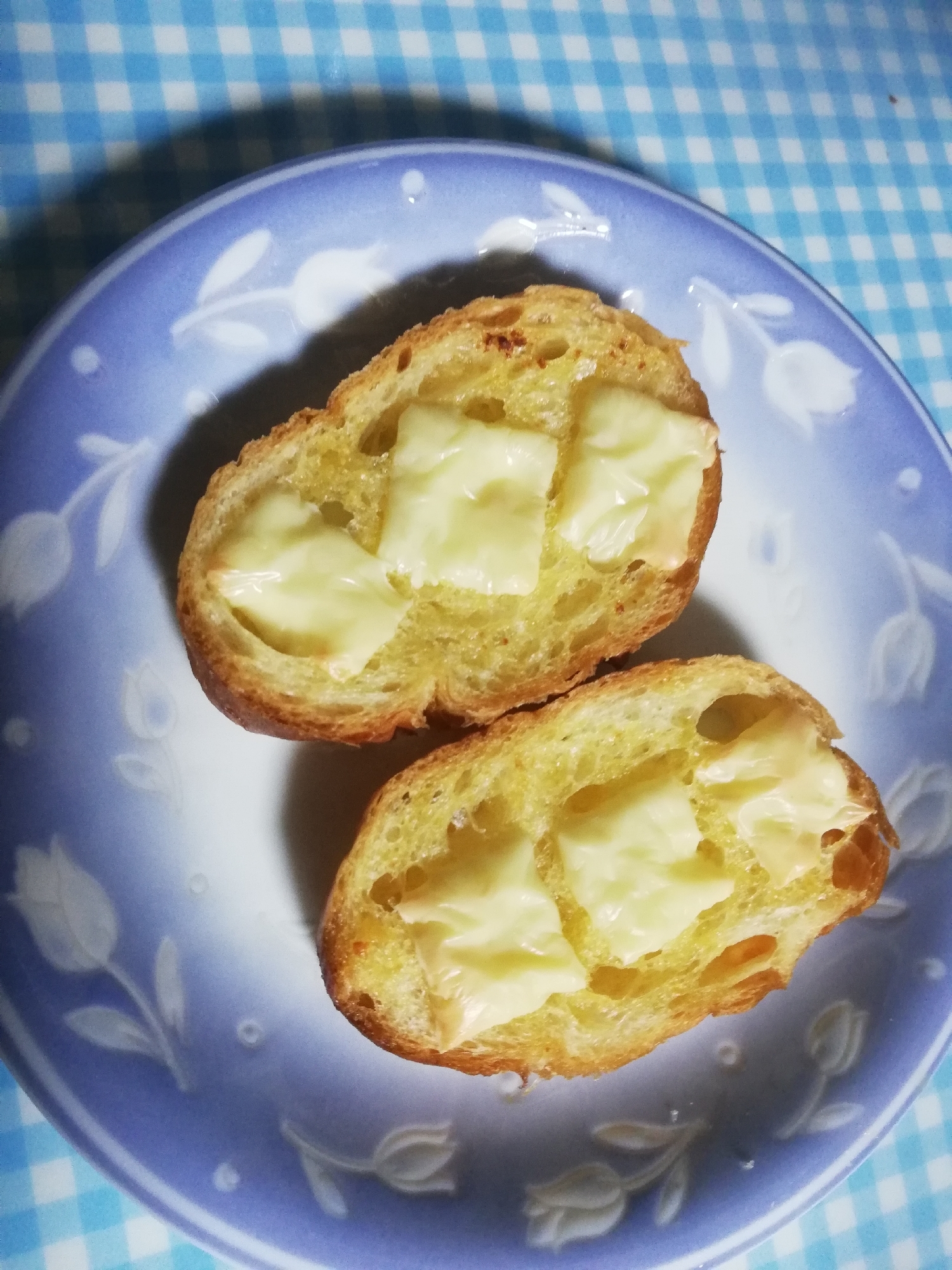 フランスパンでガーリックバターチーズトースト