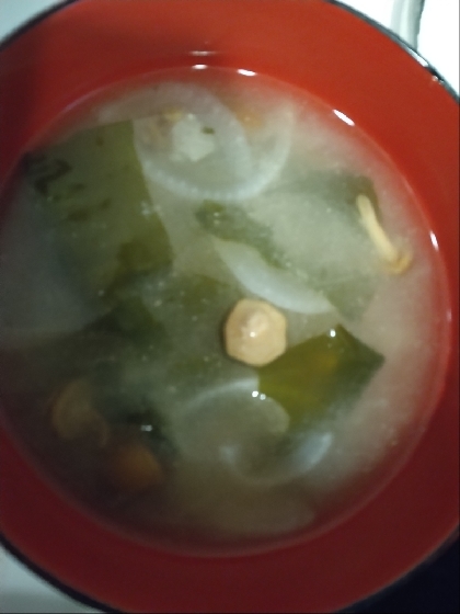 なめこと玉ねぎとワカメのお味噌汁