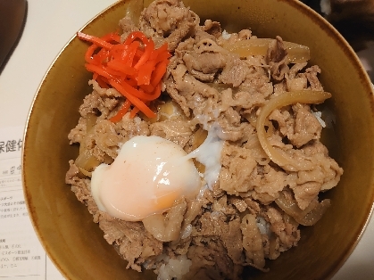 つゆだくで食べたい❗️オン・ザ・とろっと温玉☆牛丼