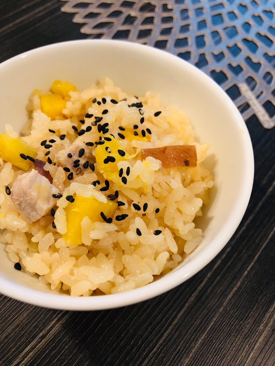 砂糖・醤油・塩だけ☆安納芋と豚肉の炊き込みご飯