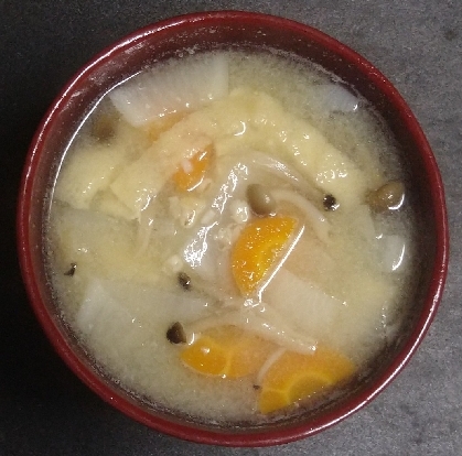 味噌汁(大根、しめじ、人参、油揚げ)
