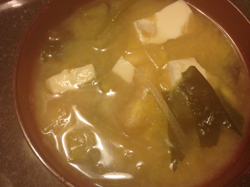 白菜と大根と豆腐とわかめと油揚げの味噌汁