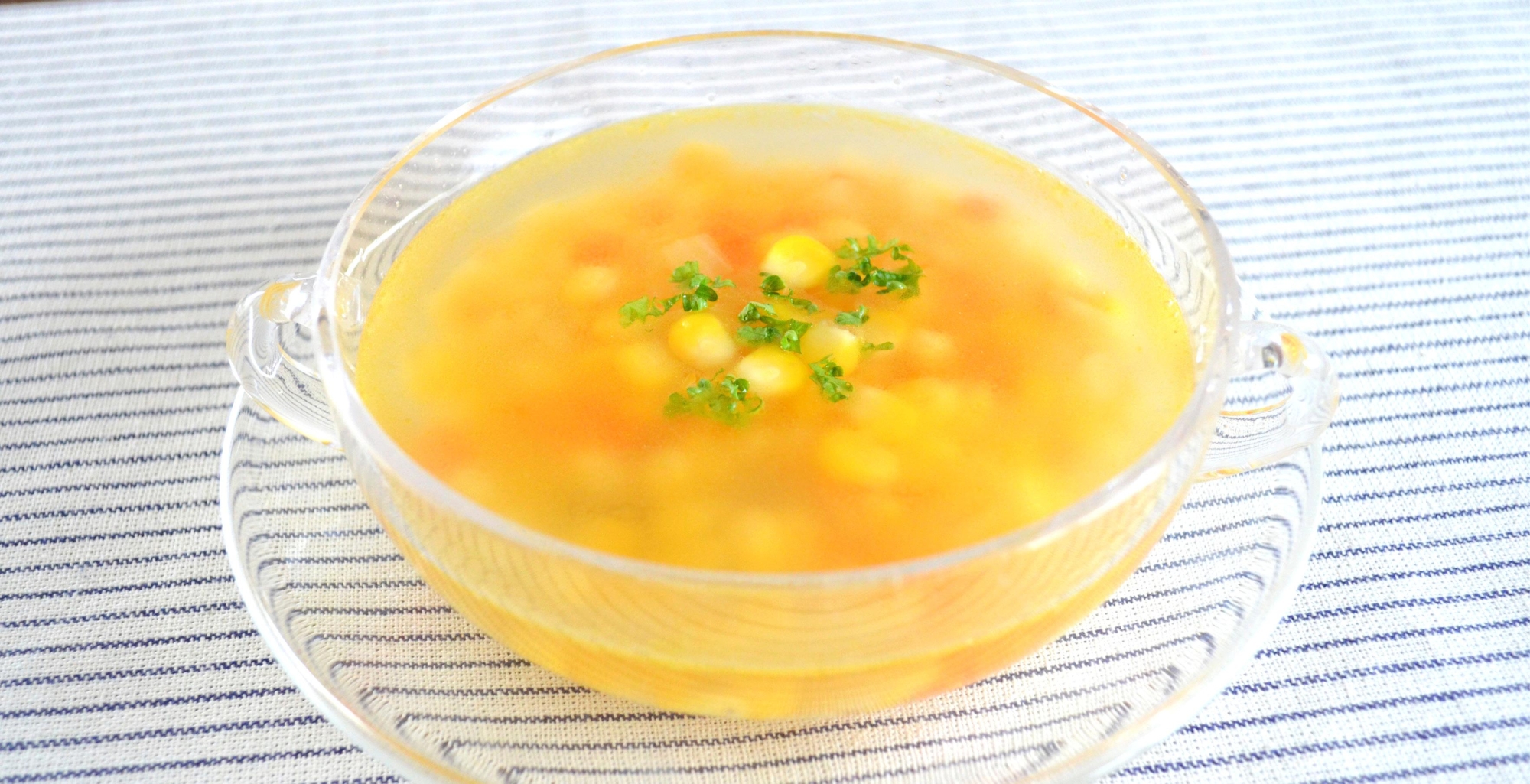 とうもろこしと玉ねぎの冷たいコンソメスープ