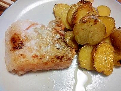 鮭の　ムニエル　焼きポテト添え
