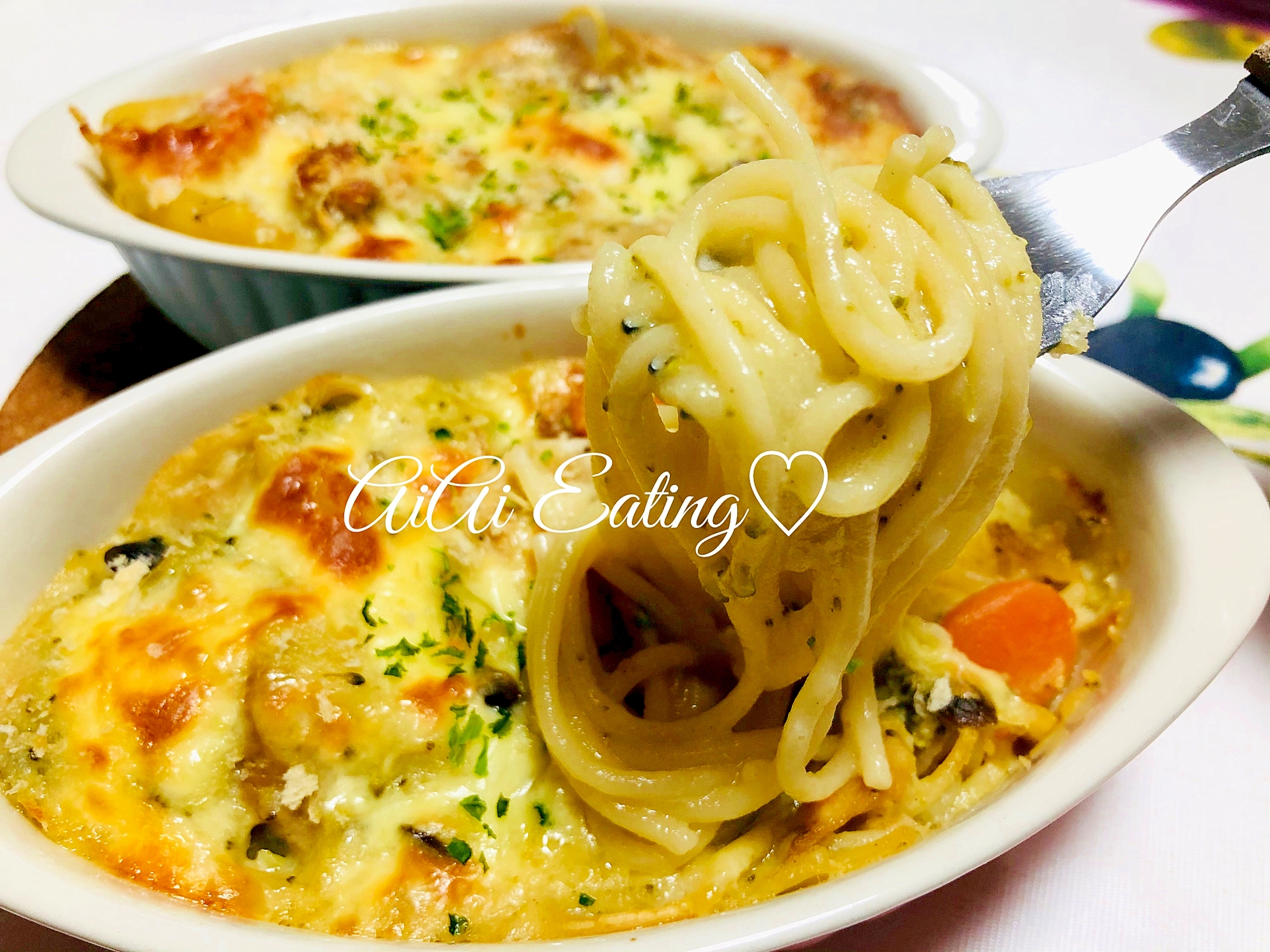 グラタン皿に入ったシチューのパスタグラタン