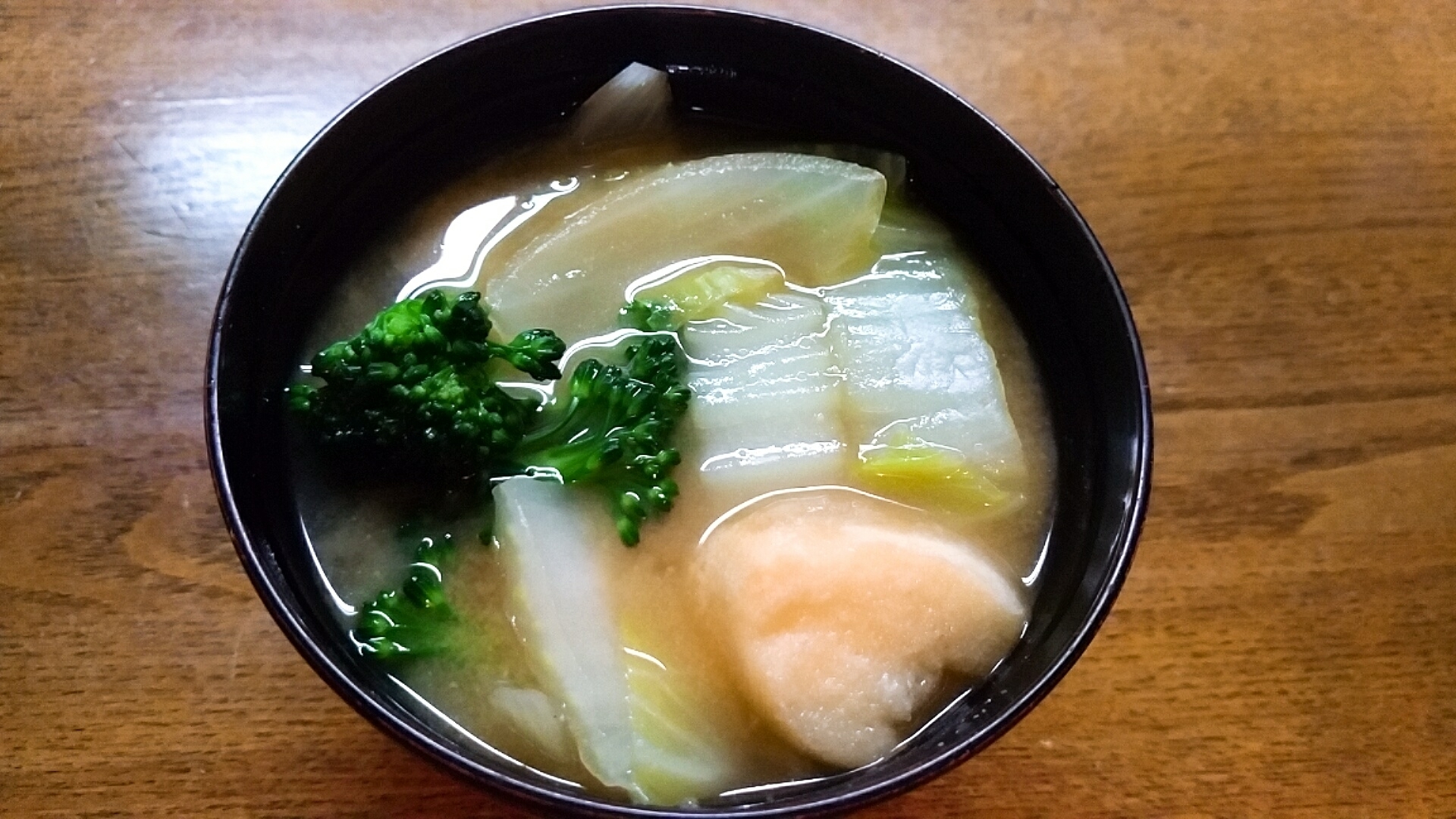 具沢山ブロッコリーと白菜と麩の味噌汁