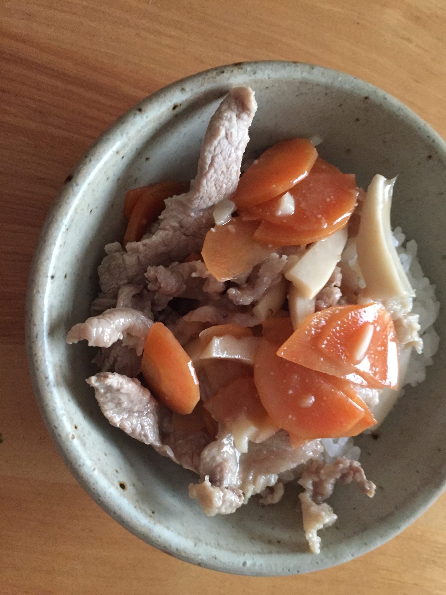 豚肉とにんじん、エリンギの味噌炒め丼