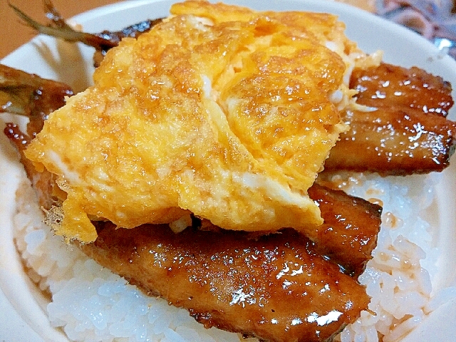 どどーんと厚焼き卵のせ！イワシの蒲焼き丼