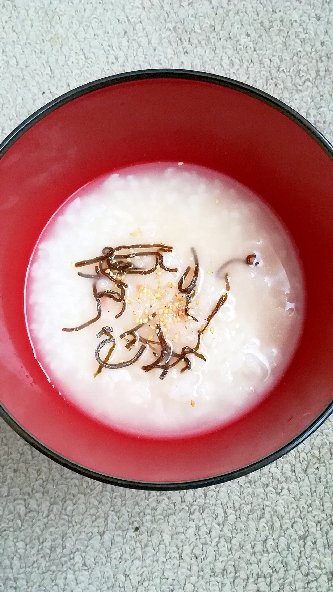 レンジでかんたん☆鮭と塩昆布と白ごまのおかゆ