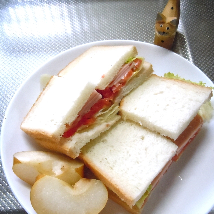 生姜香る　トマトとレタスのサンドイッチ