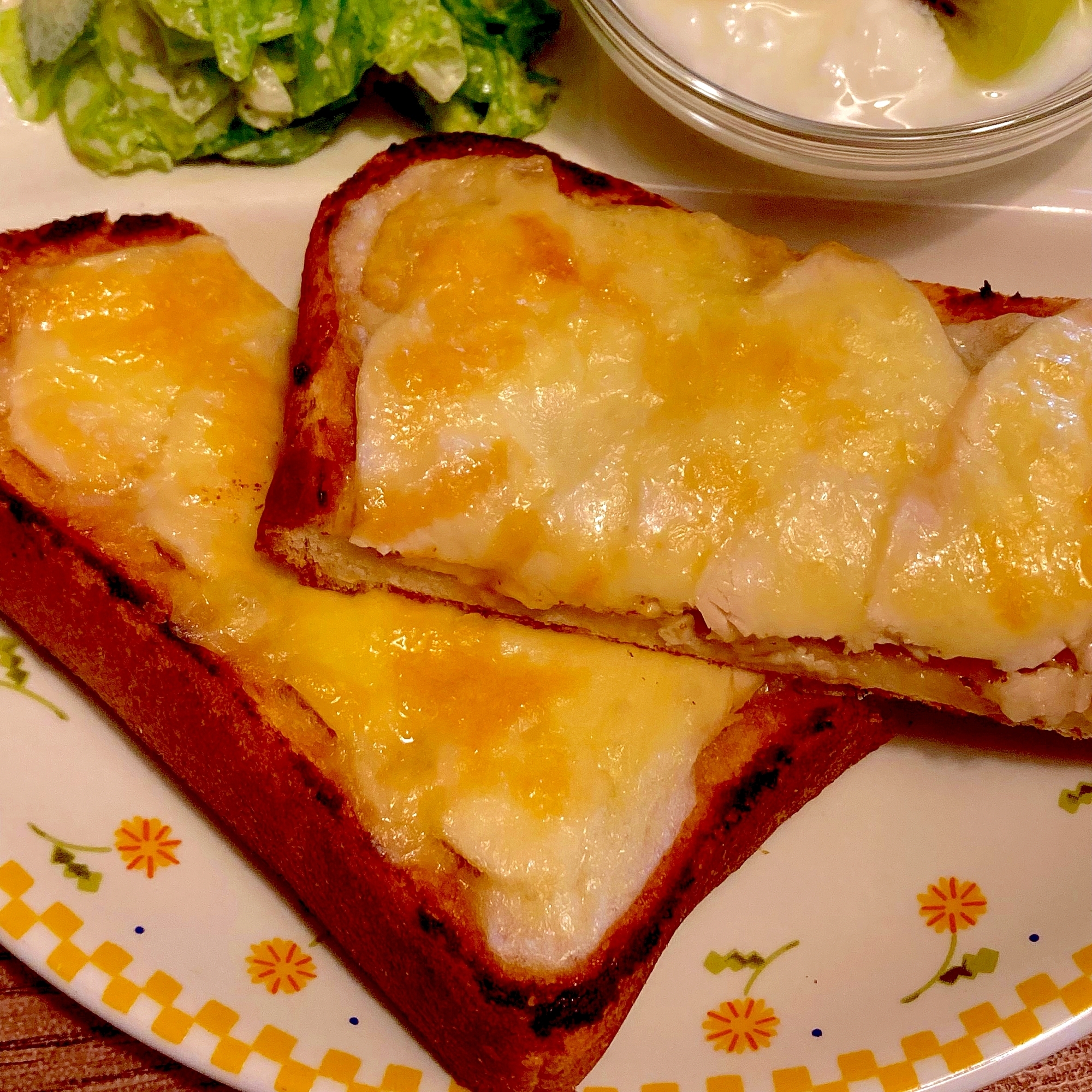 醤油糀とサラダチキンのチーズトースト