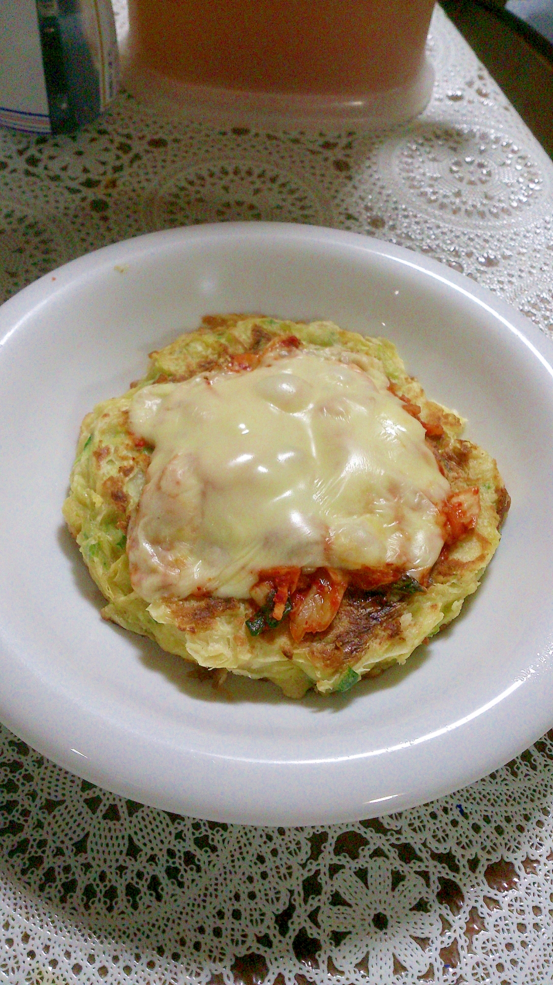 器に盛られたお好み焼きのチーズ乗せ