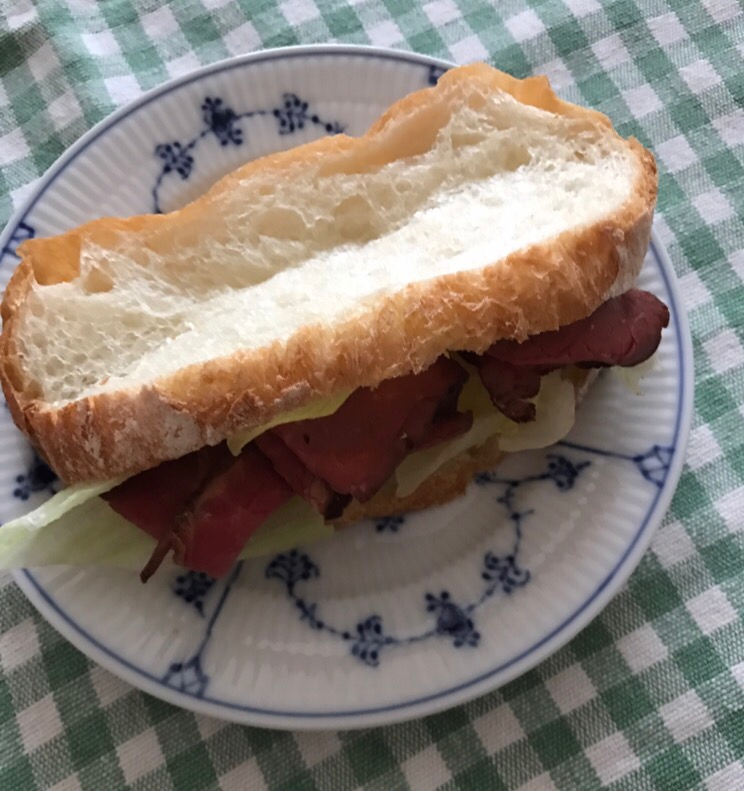 カンパーニュでローストビーフサンド