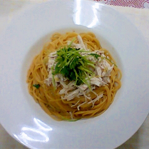 蒸し鶏とわさびドレッシングの和風パスタ