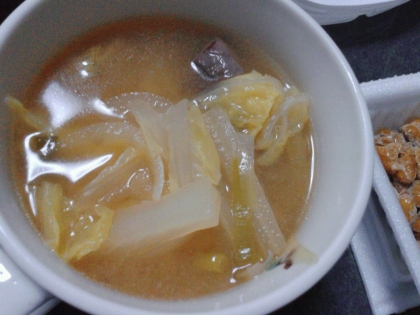 白菜とにんじんの味噌汁　☆　豚汁風味