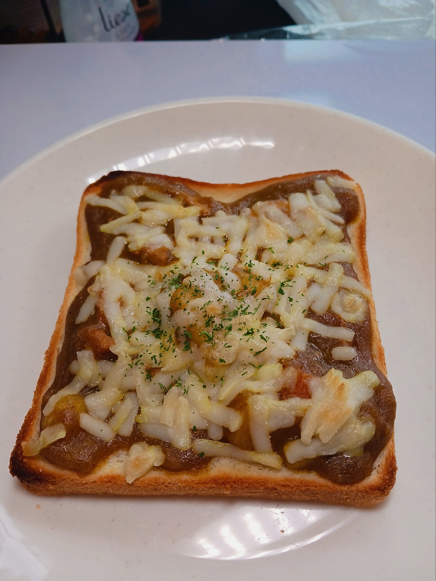 残りのカレーで♡チーズとろーりカレートースト