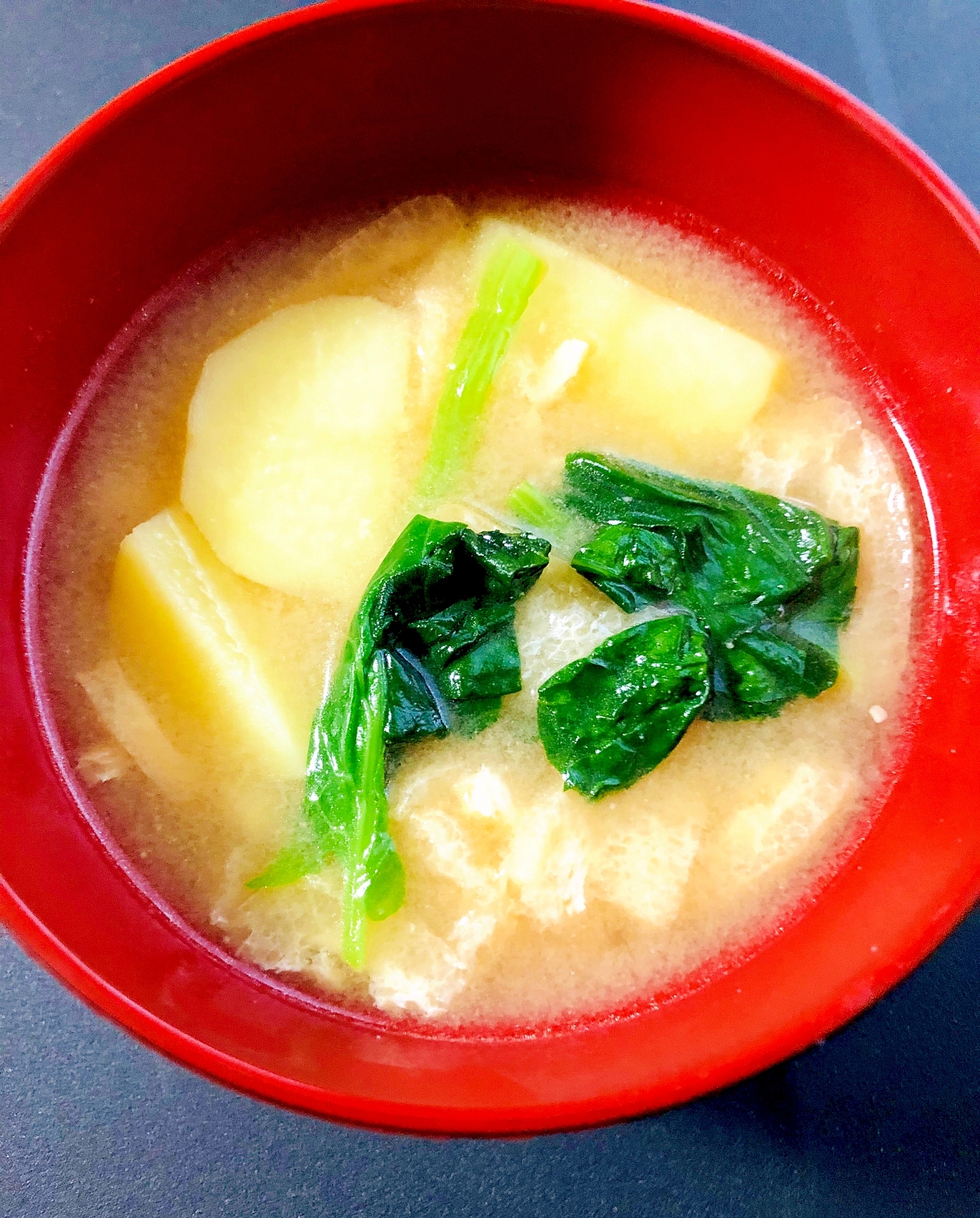 じゃがいもとほうれん草と油揚げの味噌汁