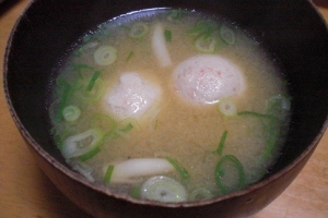 今日のお味噌汁！　「海老団子とシメジのお味噌汁」