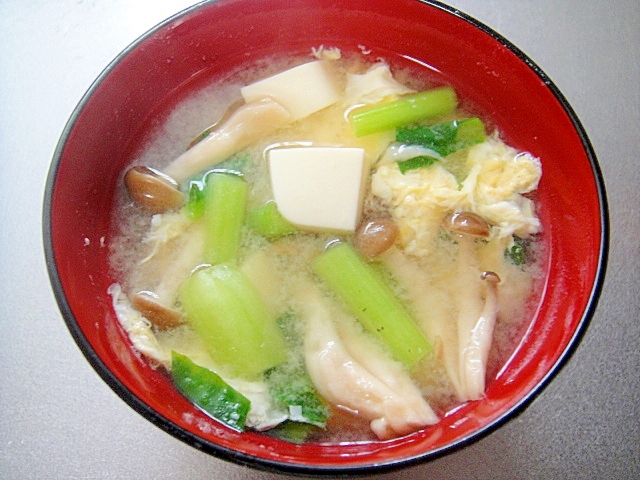 豆腐としめじ小松菜のかき玉味噌汁