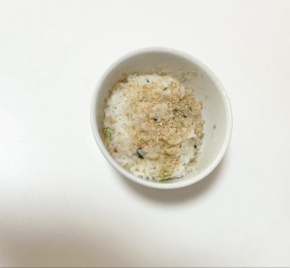 白すりごまとおかかのおにぎり