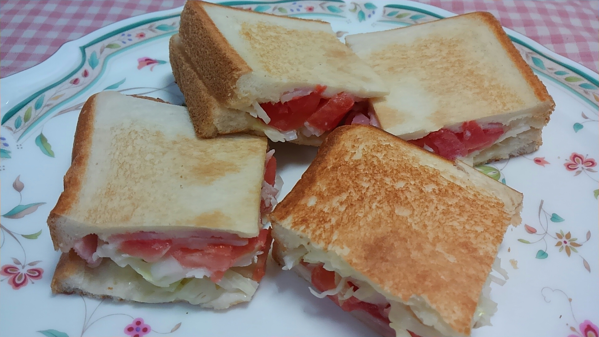 キャベツとトマトとベーコンのホットサンド☆