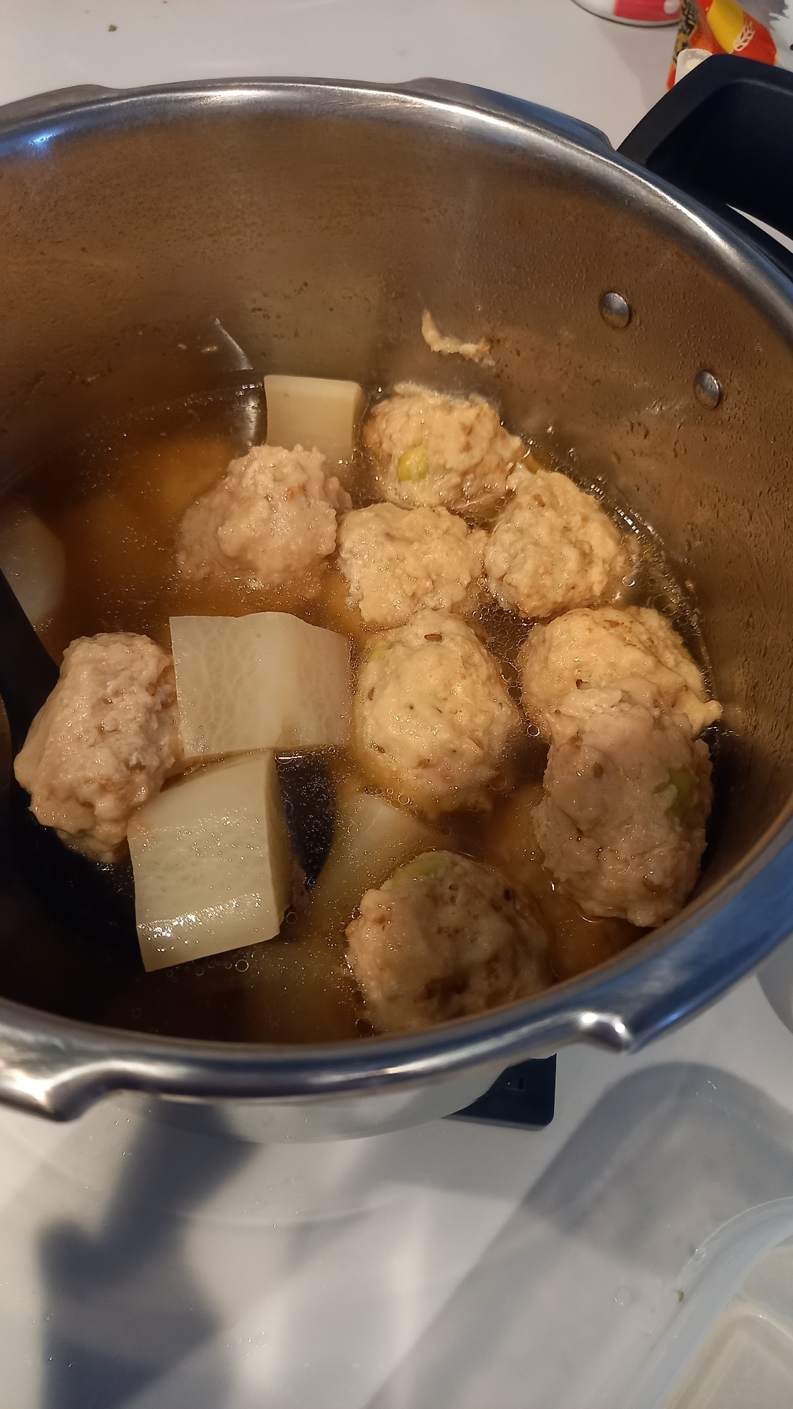 圧力鍋でふわふわ鶏団子と大根うま煮