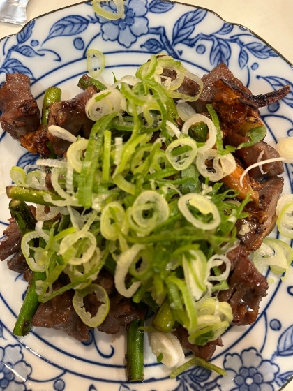 九条ネギが残っていたので添えてみました。
タイトル通りあの居酒屋の砂肝の味です。