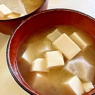 八ツ頭と豆腐の味噌汁