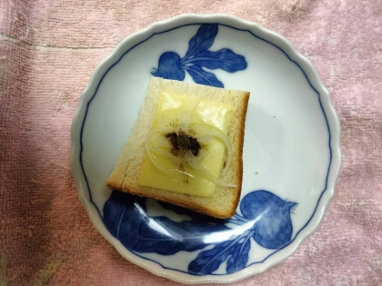 チーズトーストアレンジ 玉ねぎスライスのせて