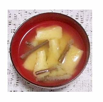 わらびと油揚げの味噌汁（鰹だし）