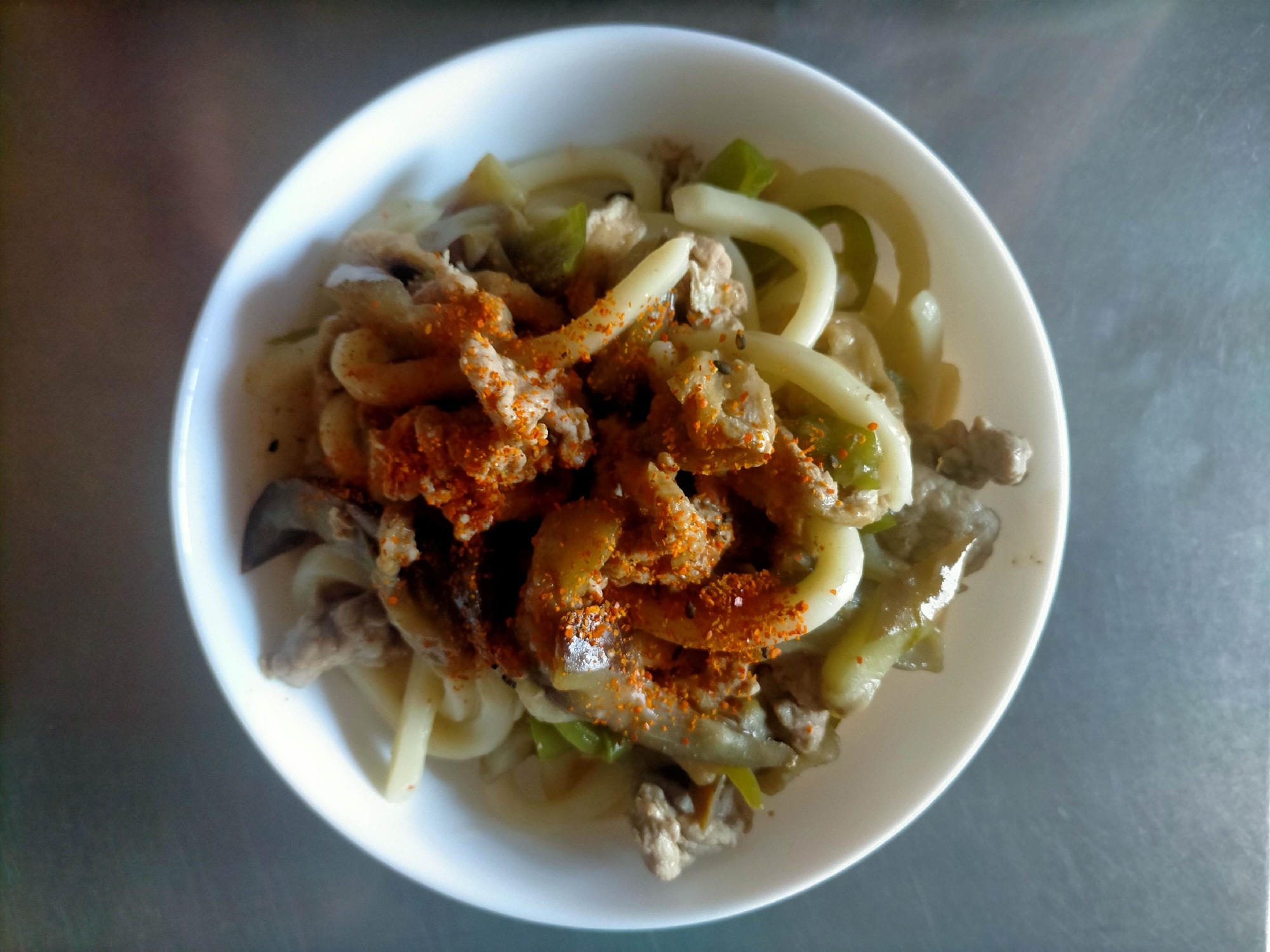 ビーマンと茄子と油揚げと豚もものピリ辛うどん