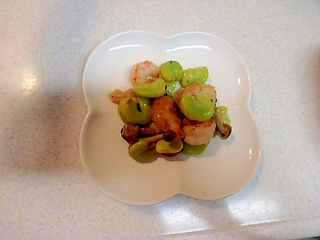 えびとそら豆としめじのごま油炒め