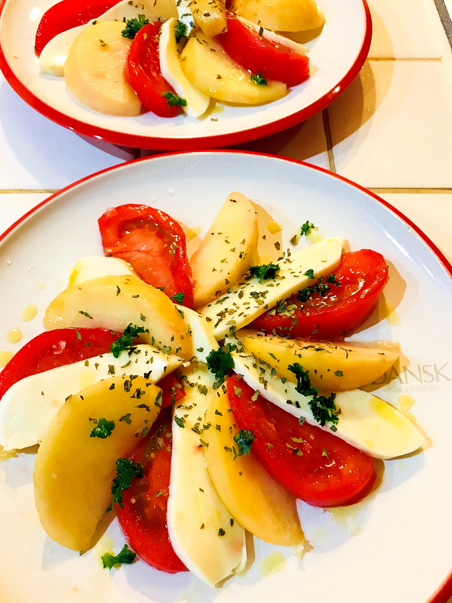 皿に盛られた桃のカプレーゼ