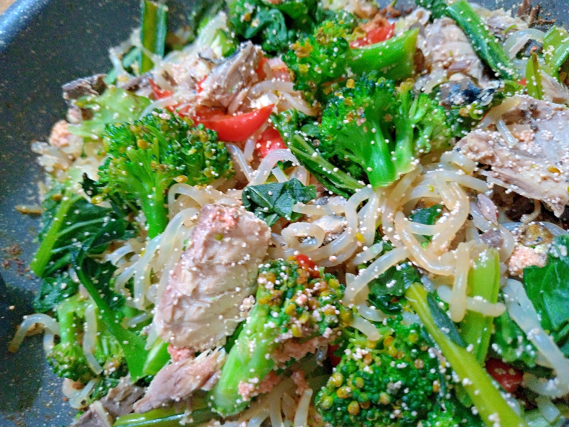 サバ缶で明太子と糸こんにゃくのパスタ風