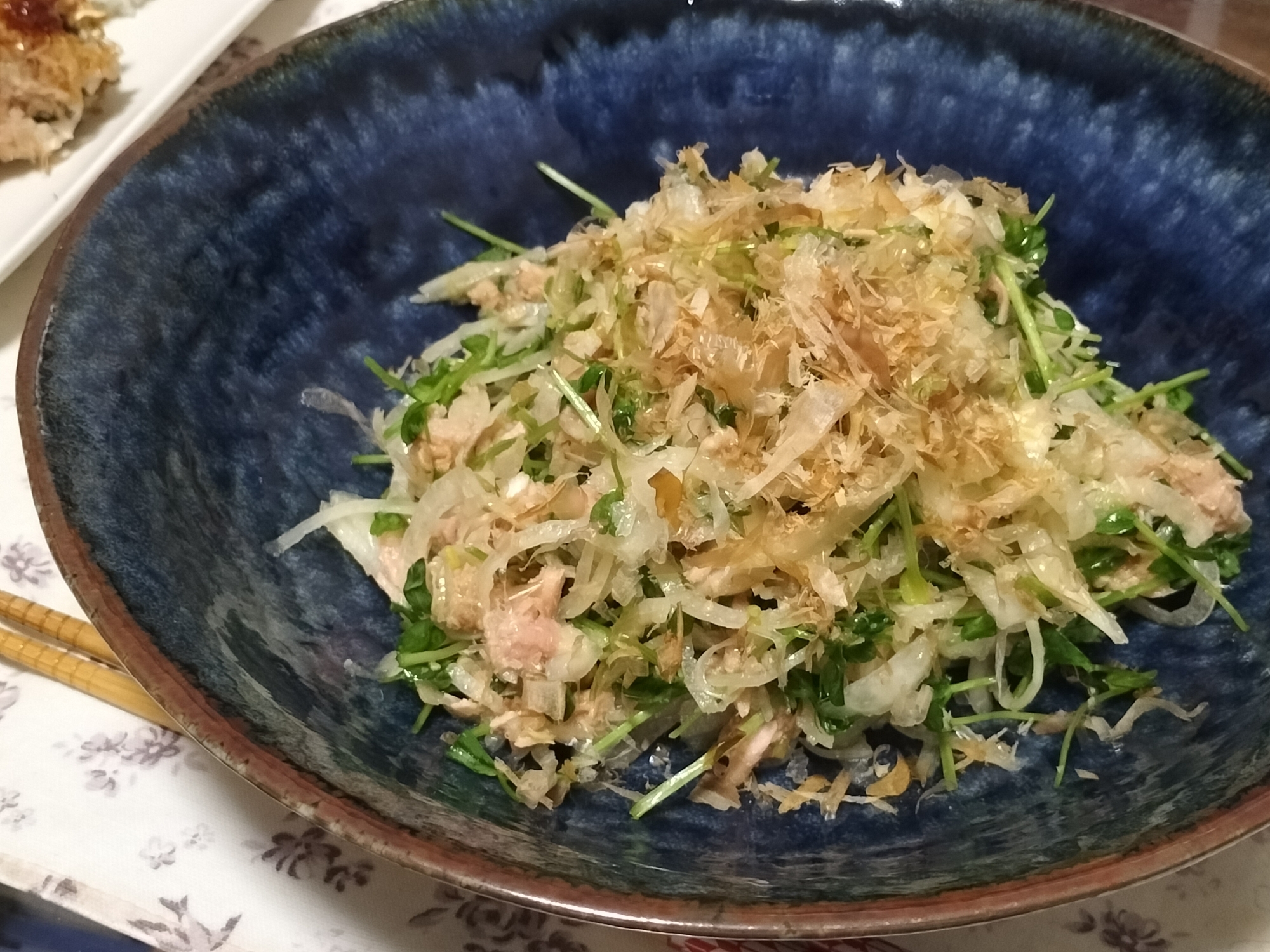 ツナ缶で簡単ヘルシー♪豆苗と玉ねぎの中華風サラダ